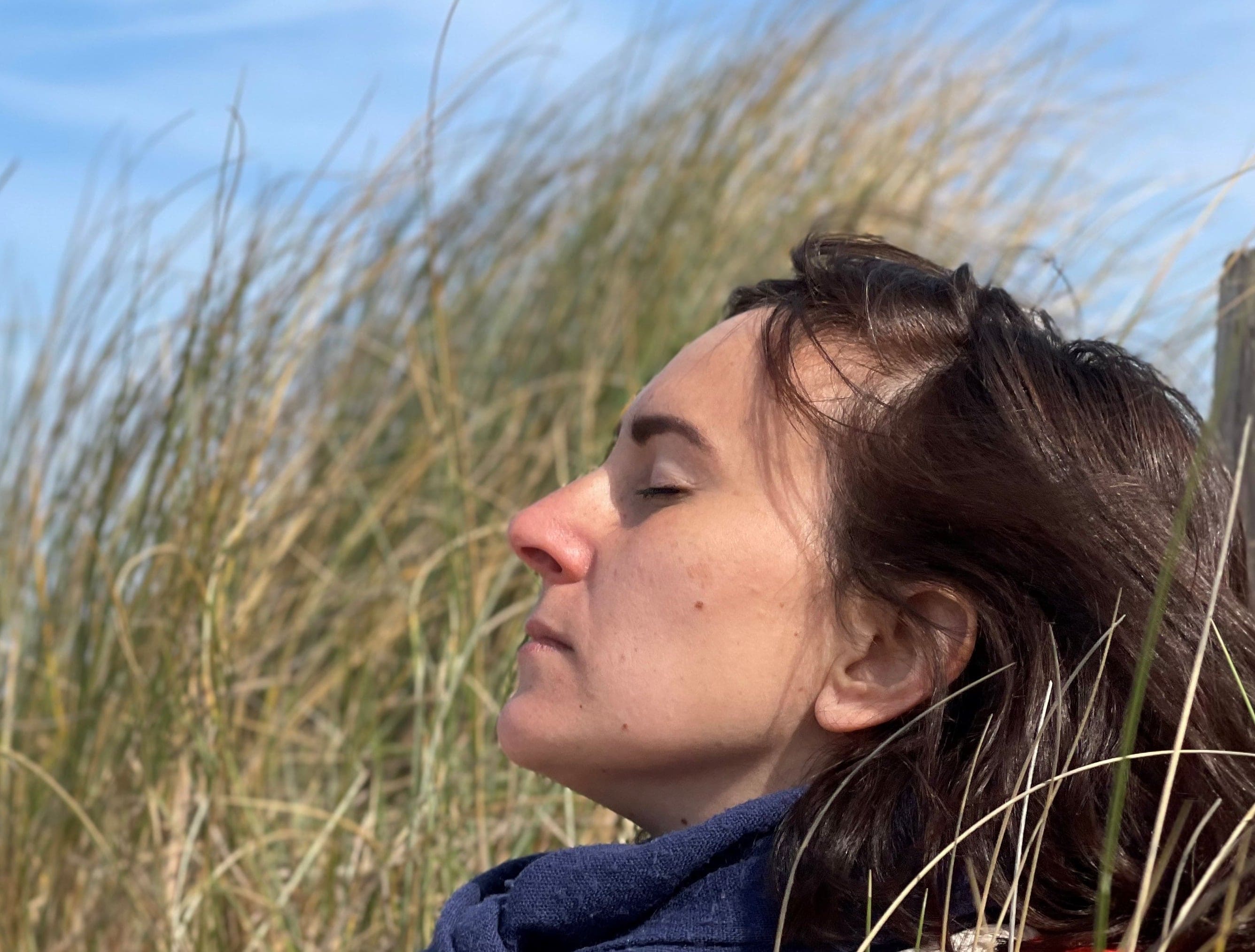 Personne respirant au milieu de la nature